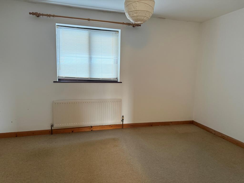 Lot: 174 - COACH HOUSE WITH SPACIOUS ACCOMMODATION PLUS FOUR SELF CONTAINED GARAGES AND PARKING - 